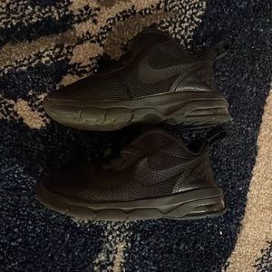 Nike Air Max Motion LW. Black. Toddler size 6C